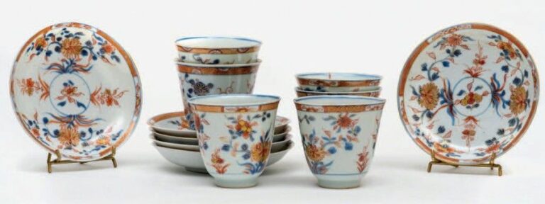 Lot de six tasses et sous tasses en porcelaine dite « Imari chinois » à décor de fleur