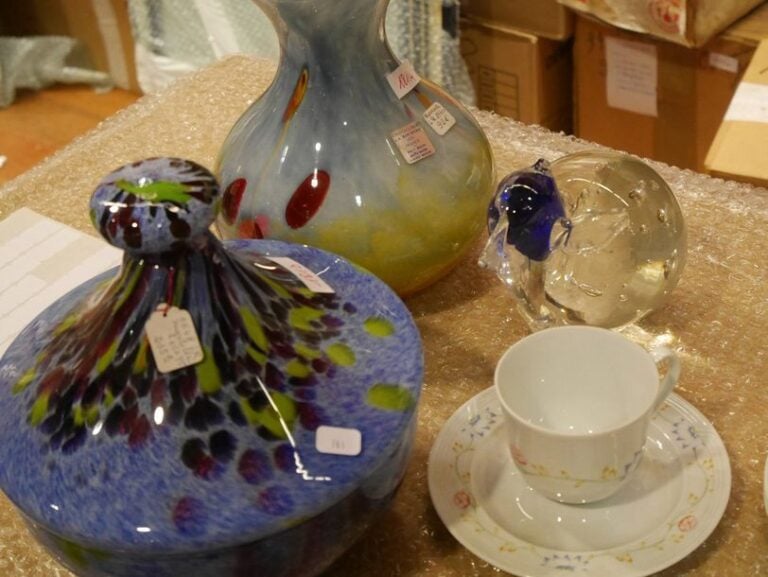 Lot de tasses , coupes , vases