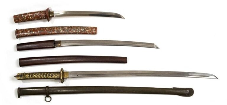 LOT DE TROIS (3) SABRES