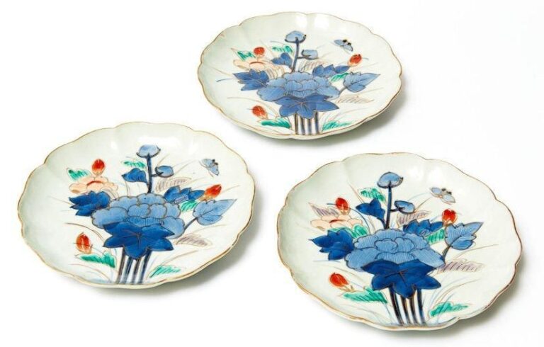 Lot de trois assiettes polychromes en porcelaine Imari (kinrande) motifs florau