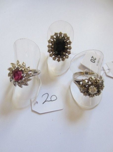 LOT de trois BAGUES «marguerite» en or gris serti de petits diamants, une pierre rouge, et un saphir de forme oval