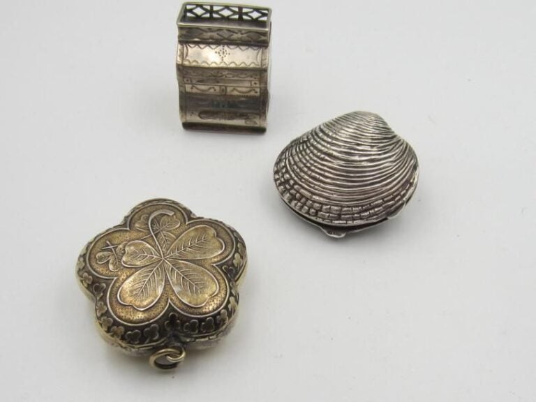 Lot de trois boîtes en argent (minimum 800 ‰): commode, trèfle et coquillage