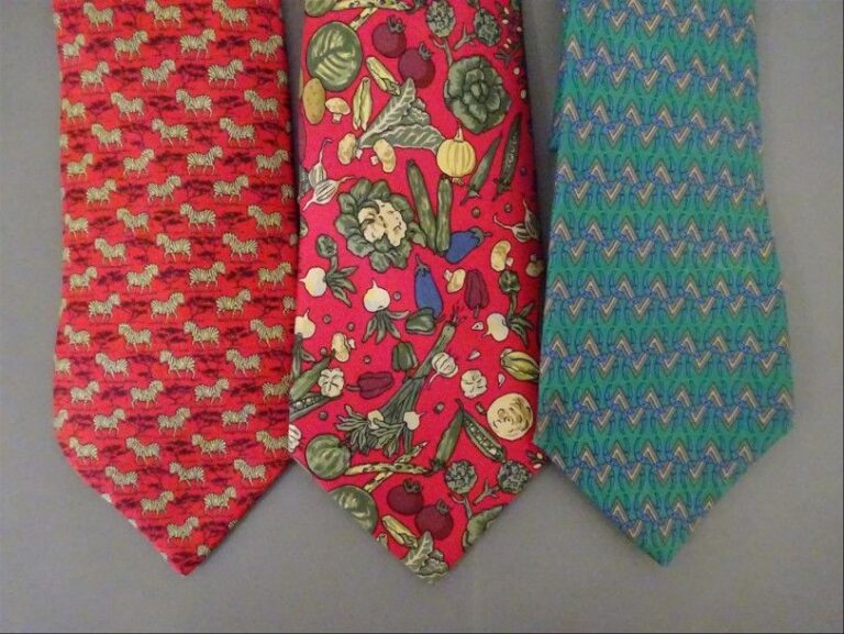 Lot de trois cravates en soie dans les tons rouge et vert: > Zèbres > Chevrons et fers à cheval