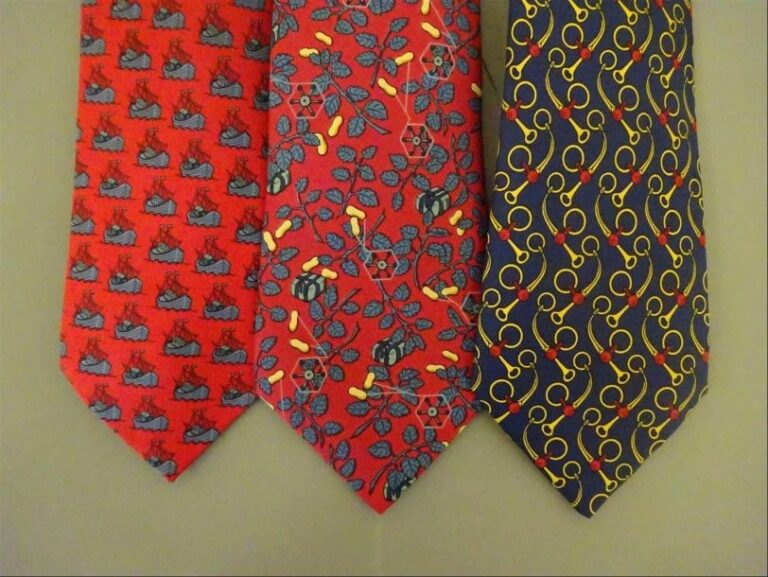 Lot de trois cravates en soie, deux dans les tons rouge, une dans les tons bleu: > navires > cors de chass