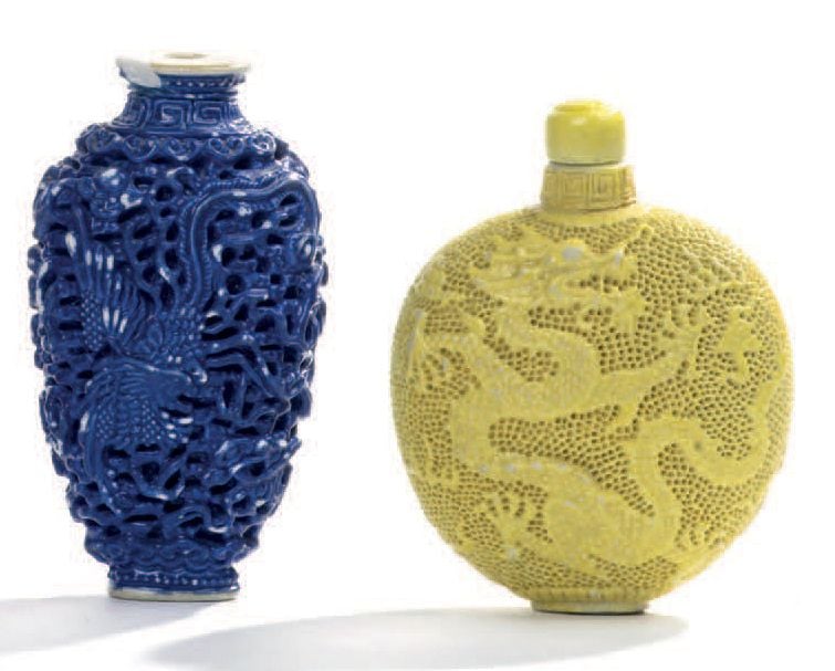 Lot de trois flacons tabatières de forme balustre, en biscuit et émaux bleu, jaune, ou sancai, à décor moulé de dragons et phéni