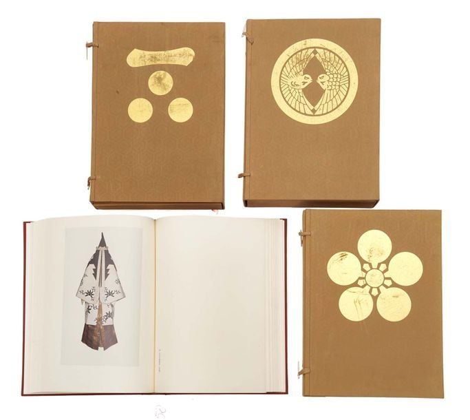 Lot de trois grands livres sur les kimonos japonais traditionnels portés la nobless