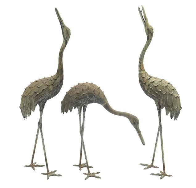 Lot de trois grues en bronze vert (tsuru), l'une regardant vers le sol, l'autre vers le cie