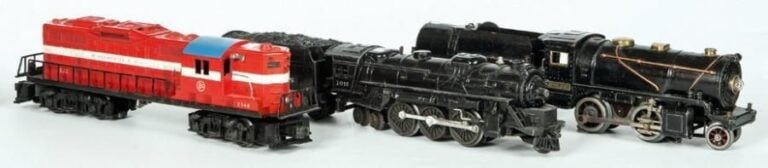 Lot de trois locos - Loco et son tender type 132 vapeur: en fonte peinte et tender plastique à 2 boggies, à méc
