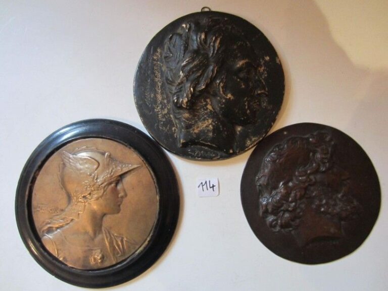 Lot de trois médaillons, deux en bronze représentant les profils de Minerve et de Tony Robert Fleury (signé