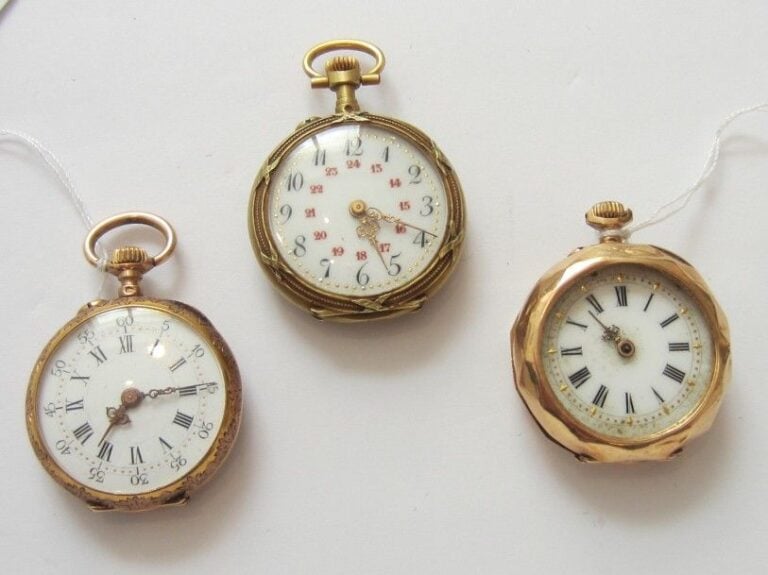 LOT de trois MONTRES DE COL en or jaune et or rose (750 millièmes): une à décor ciselé de paysanne, l'autre gravée d'un monogramme et une cassée (chocs et manques