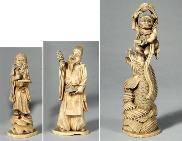 Lot de trois okimono en ivoire représentant un prêtre à l'éventail, oni sur un dragon et un personnage présentant une figurine de ra