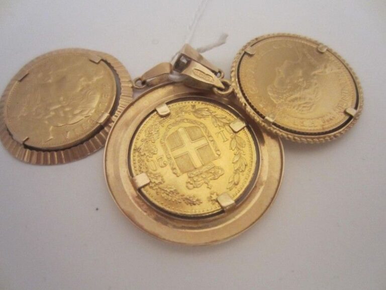 Lot de trois pendentifs: pendentif en or jaune (750 millièmes) orné d'une pièce de 20 lires en or, pendentif orné d'une pièce de 20 francs suisses en or et pendentif orné d'une pièce de 10 guilders en o