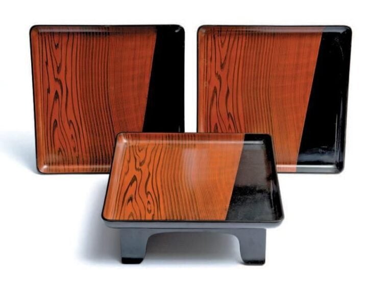 Lot de trois petites table-plateaux (zen) laquées noir avec des motifs en boi