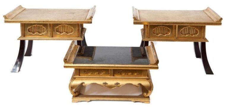 Lot de trois petites tables à sutra, au design différent, laquées de couleur doré