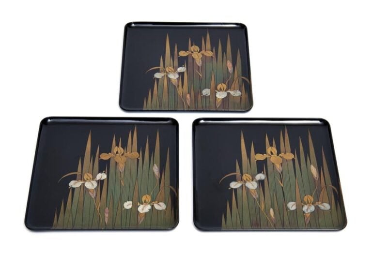 Lot de trois petits plateaux plats et laqués noi