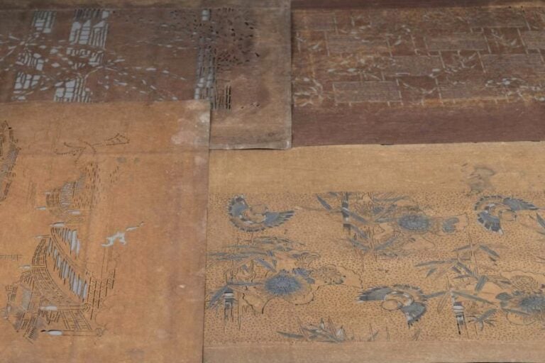 LOT DE TROIS POCHOIRS POUR MOTIFS DE TISSUS, KATAGAMI Japon, Epoque XIXe siècle, Période Edo/Meiji 33,6 x 41,5 cm (dimensions approximatives de chaque) (vendus en l'état)  A SET OF THREE STENCILS FOR DYEING TEXTILES, KATAGAMI Japan, 19th century, Edo/Meiji period