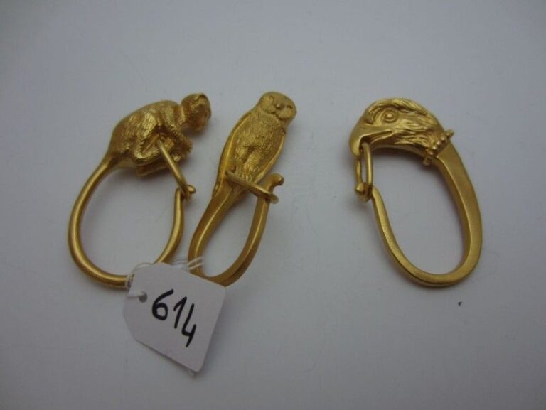 LOT de trois PORTE-CLEFS en métal doré ciselé figurant une tête d'aigle, une chouette et un sing