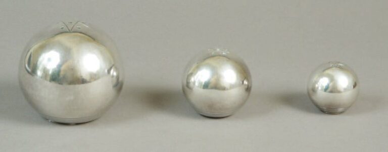 Lot de trois saupoudreuses en métal argenté en forme de sphère de trois tailles différente