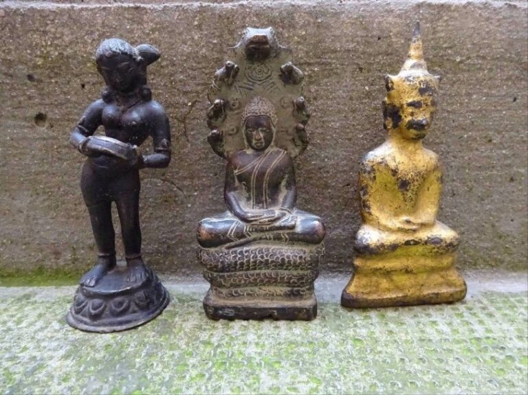 LOT DE TROIS SUJETS EN METAL Inde et Thaïlande, de style Il comprend: > une sculpture de bouddha en alliage cuivreux doré, probablement Thaïland