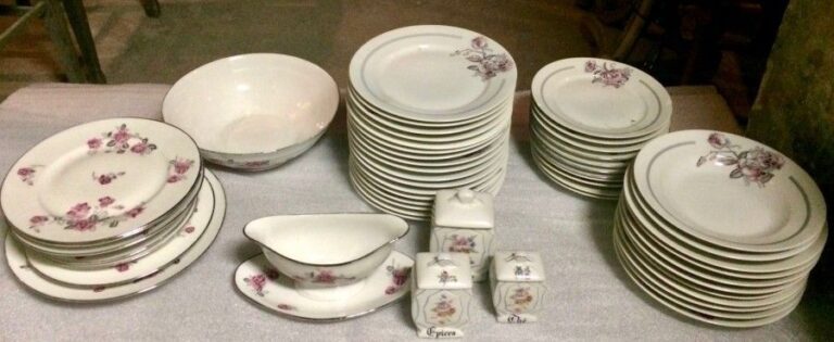 Lot de vaisselle en porcelaine blanche à fleurs, comprenant : assiettes plates, assiettes creuses, assiettes à dessert, saladier, boites à épices, saucier