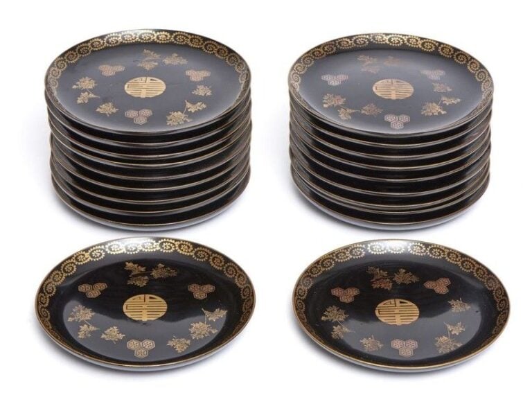 Lot de vingt assiettes laquées noire