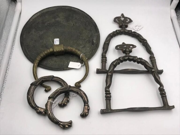 Lot en métal : paire d'étriers, 3 bracelets et un disque safavide