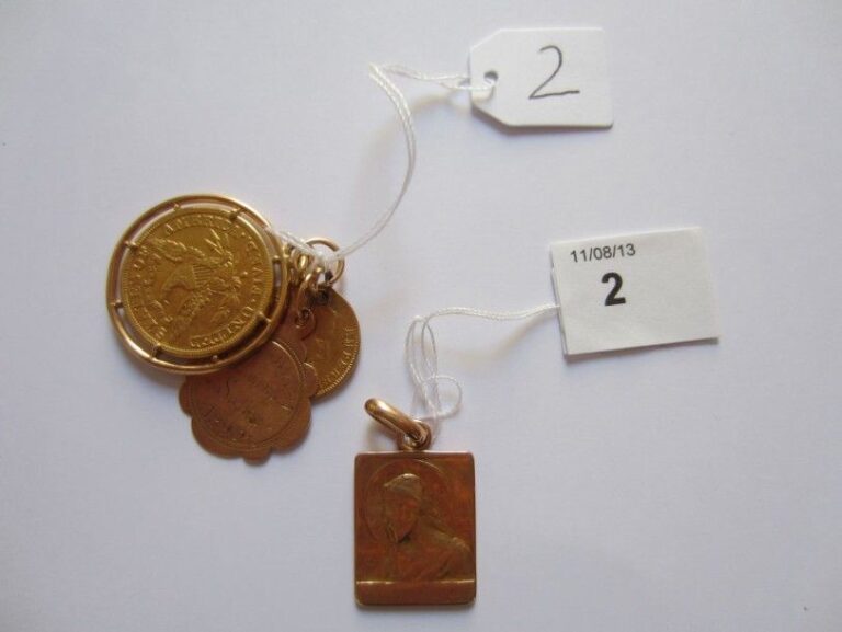 LOT en or comprenant deux MÉDAILLES et deux PENDENTIFS ornés d'une pièce de cinq francs en or (percé) et d'une pièce de cinq dollars datée 188