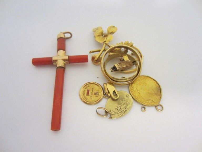 LOT en or jaune (750 millièmes) comprenant: des débris, trois médailles, deux alliances et une croix ornée de bâtons de corail (chocs