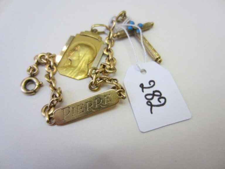 LOT en or jaune (750 millièmes) comprenant deux PENDENTIFS «religieux» (croix et médaille à la vierge) et un PETIT BRACELET de bébé gravé «Pierre, 26-2-66