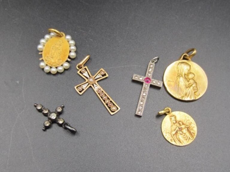 LOT en or jaune (750 millièmes) comprenant quatre PENDENTIFS :