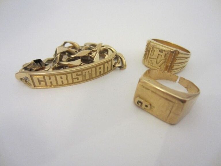 LOT en or jaune (750 millièmes) comprenant: une ALLIANCE et un BAGUE chevalière