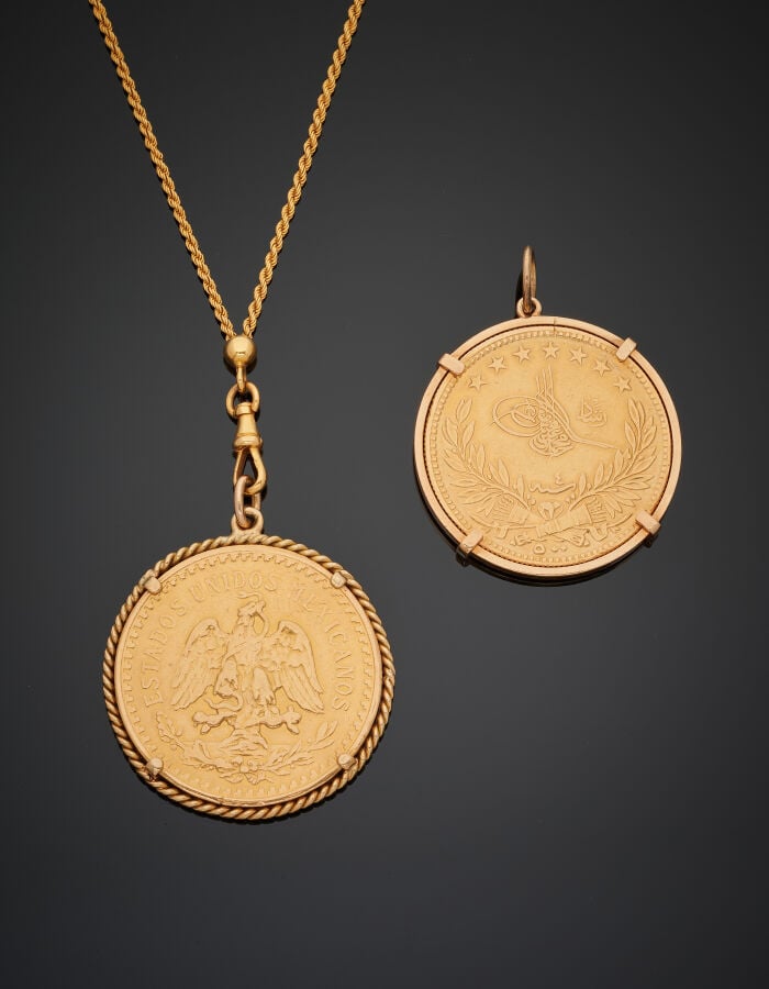 LOT en or jaune (min. 750‰) comprenant : - - deux PENDENTIFS retenant 50 pesos…