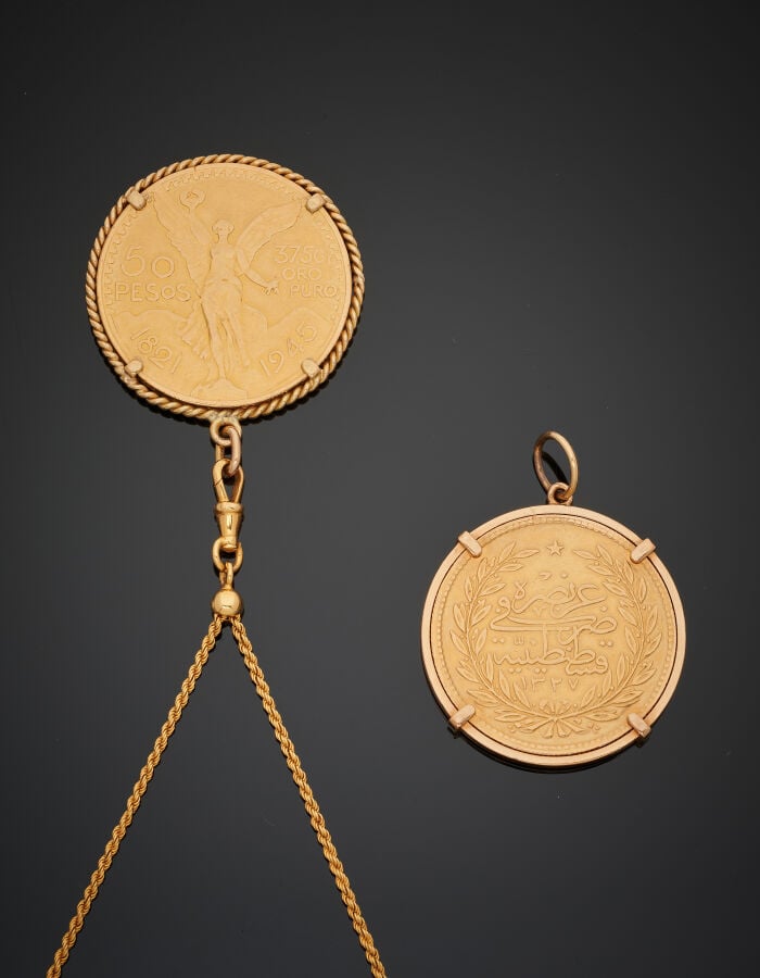 LOT en or jaune (min. 750‰) comprenant : - - deux PENDENTIFS retenant 50 pesos…