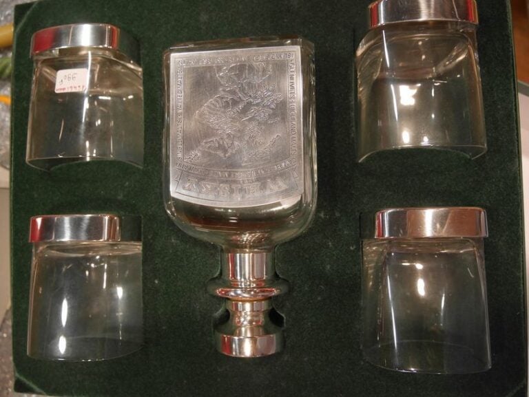 Lot Étains du manoir, étains du prince : Carafes, etc …