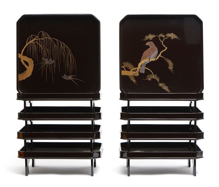 Lot exceptionnel de dix petites tables (zen) carrées laquées dont les coins de deux pieds sont arrondi