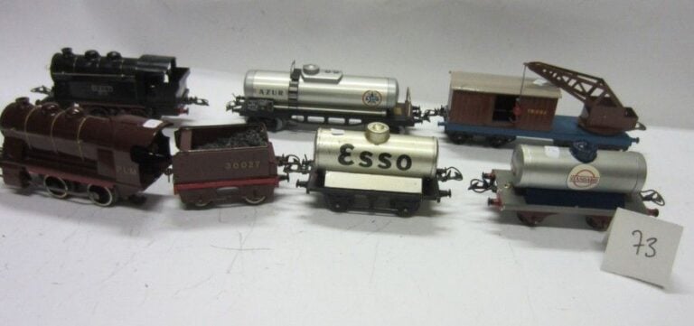Lot vers 1950 comprenant: - Loco -tender type vapeur 020 SNCF, en tôle peinte en noir à méc