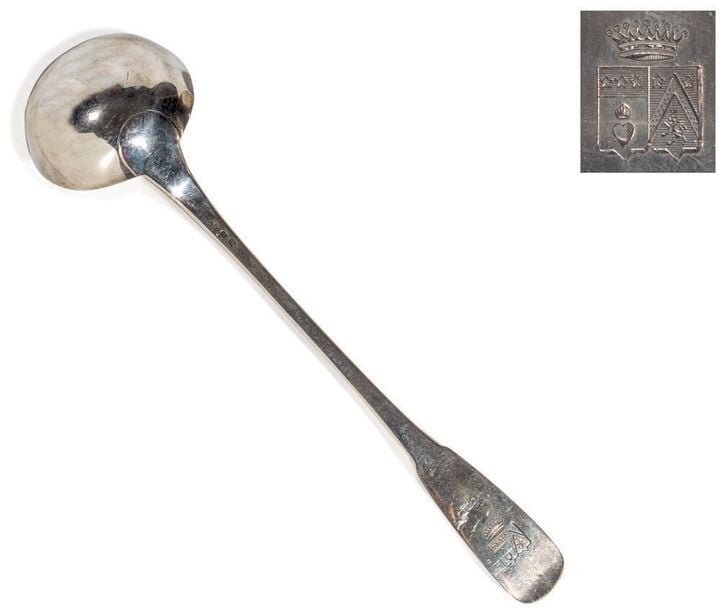 LOUCHE en argent uni; la spatule gravée d'armoiries doubles sous couronne comtal