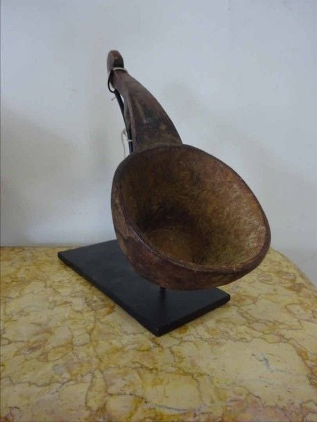 LOUCHE RITUELLE EN BOIS SCULPTE Vraisemblablement africaine Epoque XXe siècle Pour les libations cérémonielle