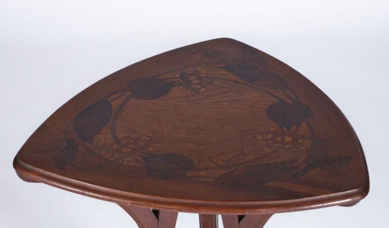 LOUIS MAJORELLE (1859-1926) - Table de salon triangulaire - Deux plateaux marqu…