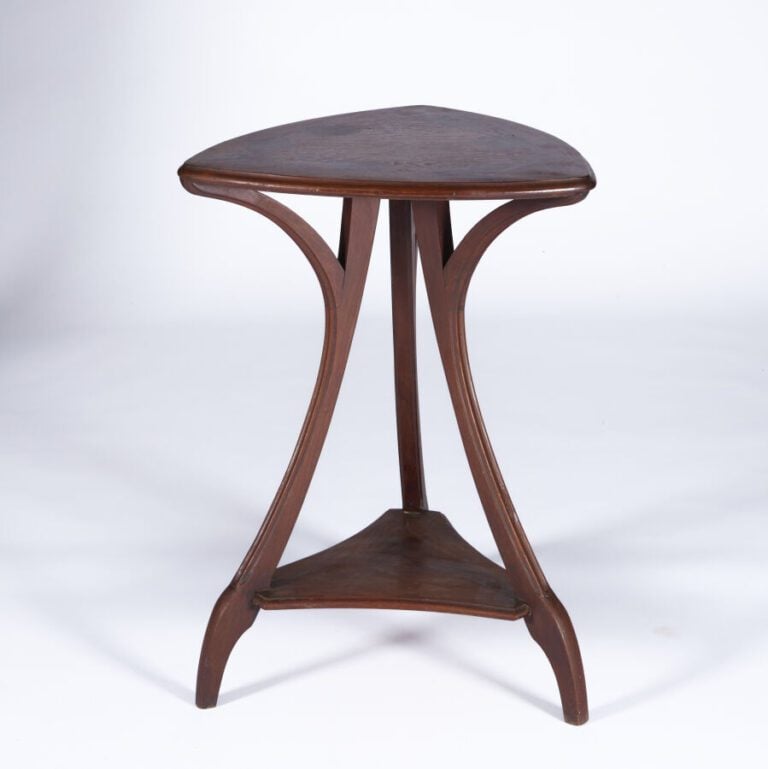 LOUIS MAJORELLE (1859-1926) - Table de salon triangulaire - Deux plateaux marqu…