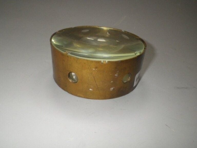 Loupe à carte Dans un cercle en laiton ajouré Dia