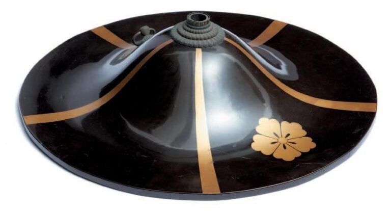 Lourd casque de samouraï (jingasa) en laque noir