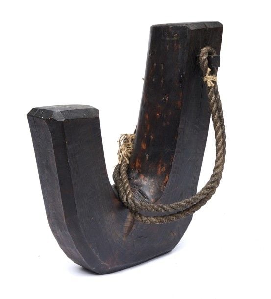Lourd crochet (jizai) en bois de zelkova (keyaki) utilisé à l'origine comme contrepoids pour accrocher une bouilloire au-dessus d'un fe