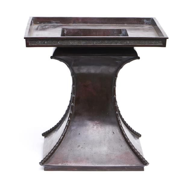 Lourd vase en bronze de forme carrée à patine foncé