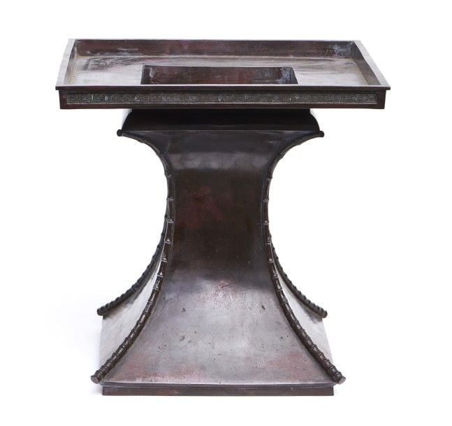 Lourd vase en bronze de forme carrée à patine foncé