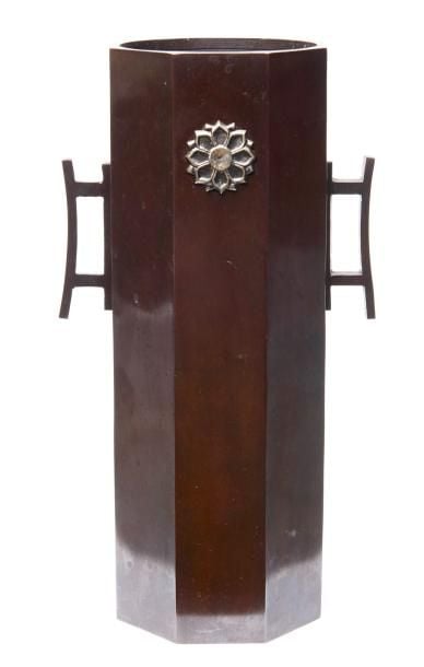 Lourd vase en bronze de grande taille et de forme octogonal