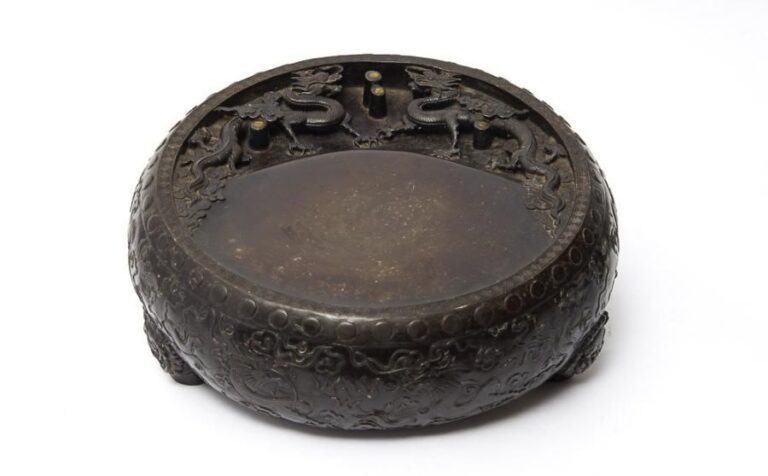 Lourde pierre à encre chinoise en forme de tambour et de couleur presque noir