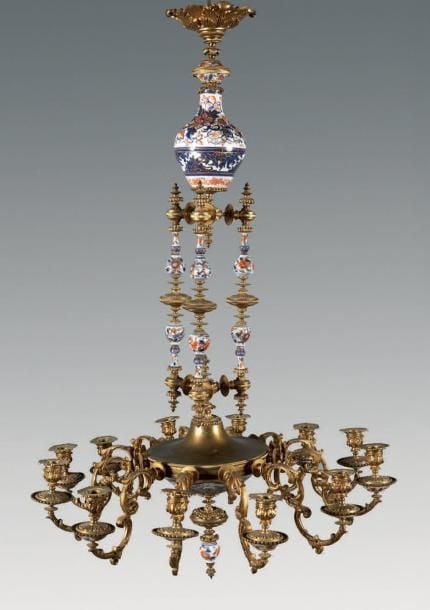 Lustre à douze lumières en bronze ciselé et doré et porcelaine à décor Imar
