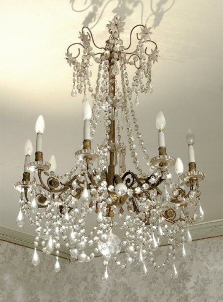 Lustre en bronze ciselé et doré à décor de pampres, rosaces et palmette