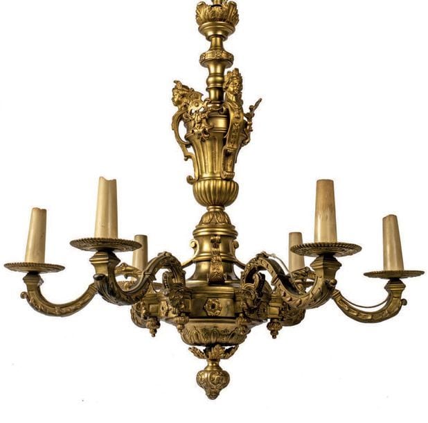 LUSTRE en bronze ciselé et doré présentant six bras de lumières en enroulement feuillag